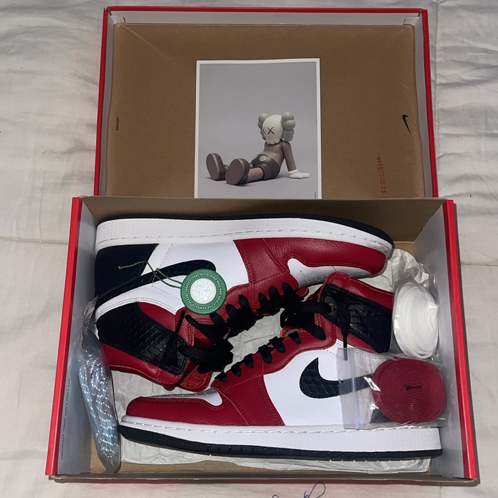 Wmns Air Jordan 1 Retro High OG ‘Satin Red’